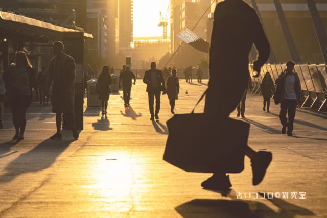 サラリーマンが街を歩く