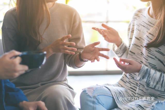 女性2人が話をしている