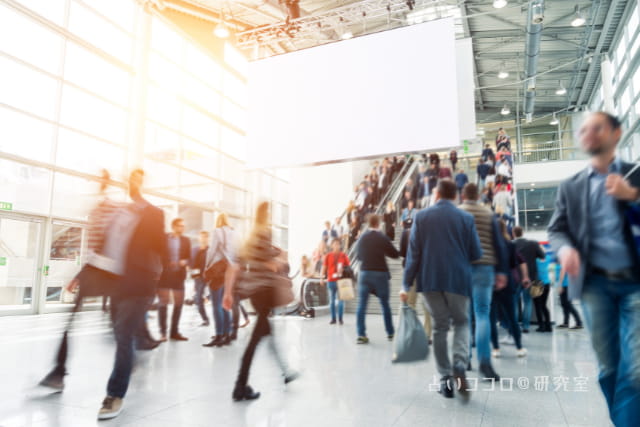 ビル内を行き交う人々