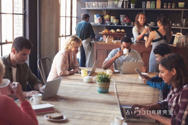 カフェで過ごす人々